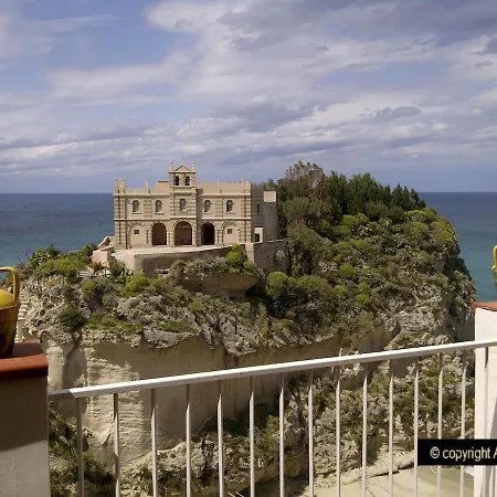 - Exclusive In The Old Town Sea View Apartment Tropea
